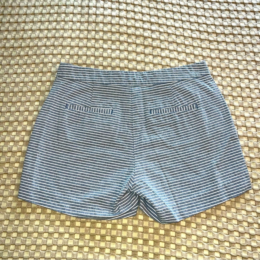 Banana Republic Womens Size 2 Blue/Gray & White Stripe Nautical Short Casual - Picture 2 of 7